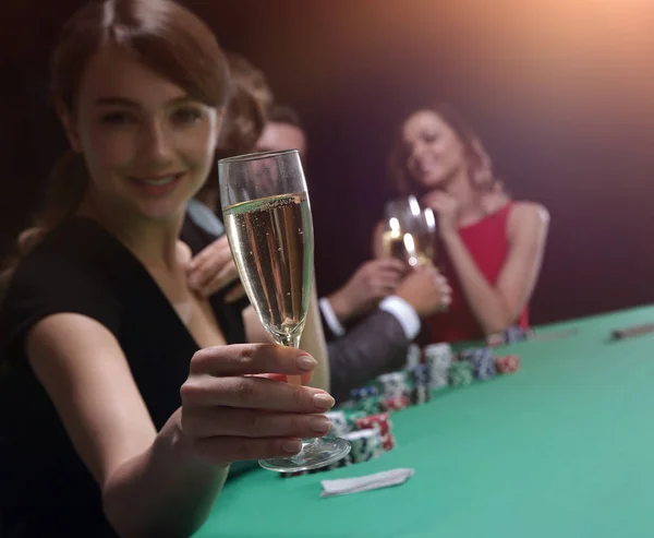 Jovem bela mulher jogando no casino — Fotografia de Stock