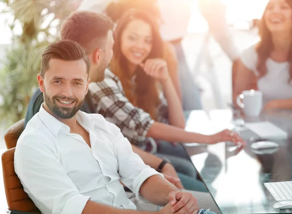 Equipo creativo trabajando en una oficina moderna . — Foto de Stock