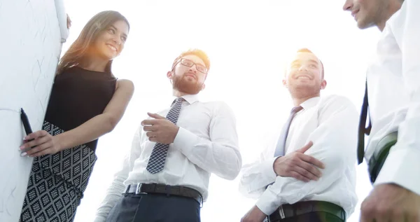 Joven mujer de negocios es colegas sus ideas en el rotafolio . —  Fotos de Stock