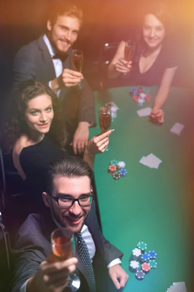Bir grup genç zengin kumarhanede poker oynuyor. — Stok fotoğraf
