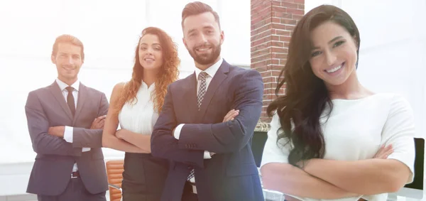 Equipo empresarial exitoso en el fondo de la oficina . — Foto de Stock