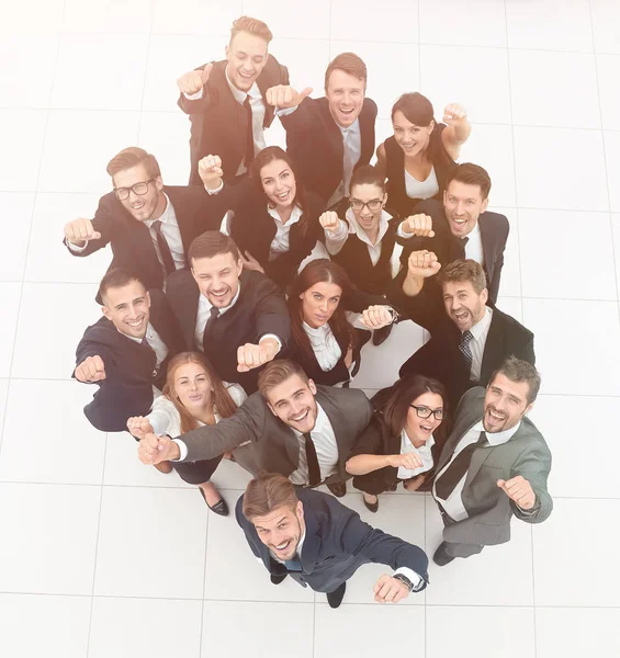 Begreppet framgång. talrika triumferande business-team — Stockfoto