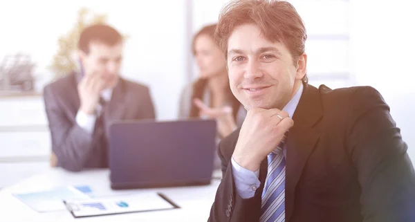 Manager finanziari sul posto di lavoro — Foto Stock