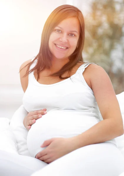 Porträtt av en glad gravid kvinna. — Stockfoto