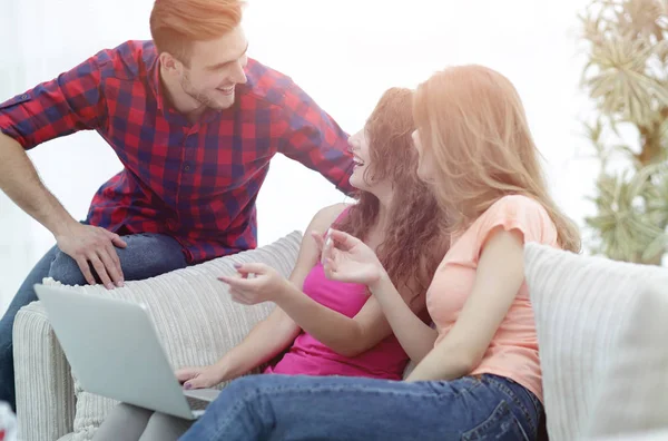 Group of students talking,sitting on the couch. — Stock Photo, Image