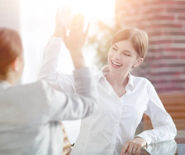 Medlemmar i affärsteamet ger varandra en high five. — Stockfoto