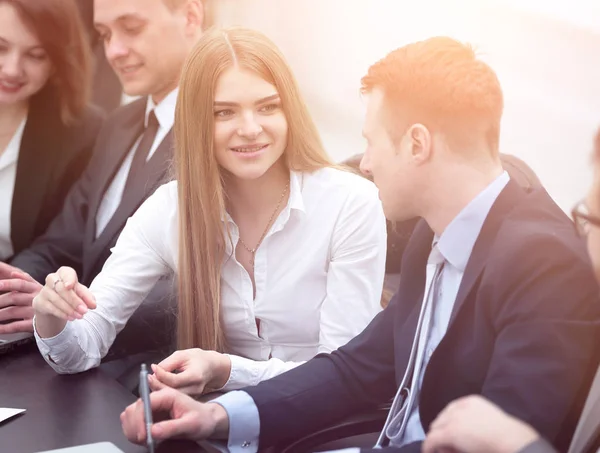 Kollegen diskutieren aktuelle Themen am Schreibtisch — Stockfoto