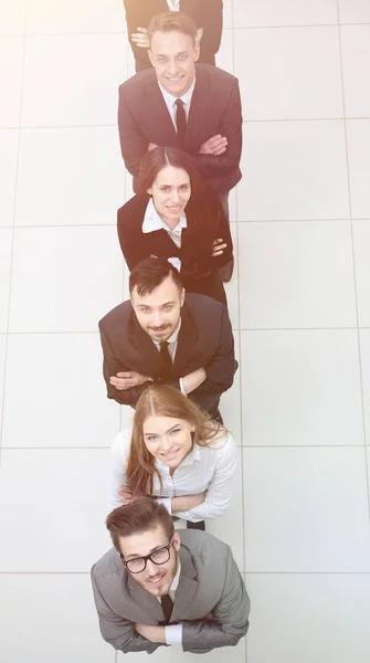 Бизнес-команда, стоящая в колонке на белом фоне — стоковое фото