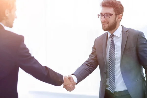 Välkommen och handslag av affärspartners — Stockfoto