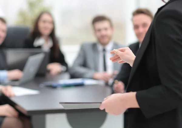 Affärskvinna med dokument på suddig bakgrund office — Stockfoto