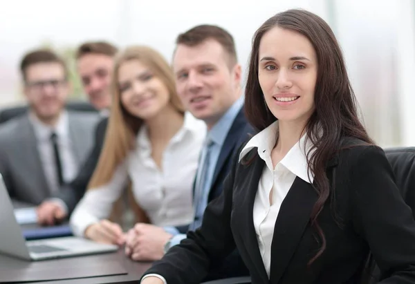 Mujer de negocios y equipo de negocios — Foto de Stock