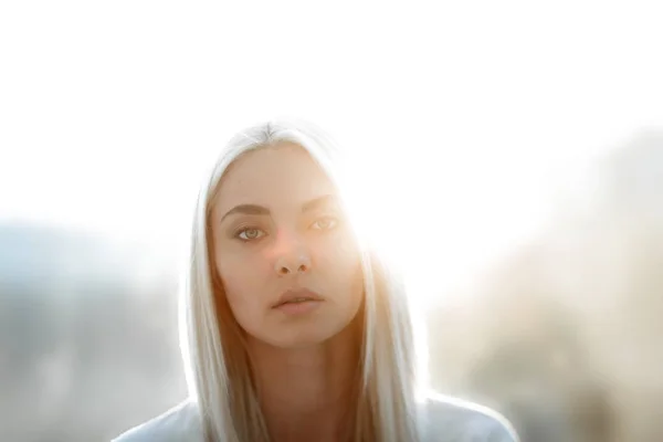 Portret van een mooie vrouw met verse dagelijkse make-up. — Stockfoto