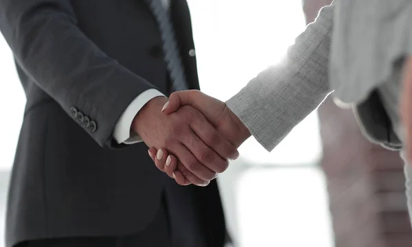 商界人士在白色背景下相互握手 — 图库照片