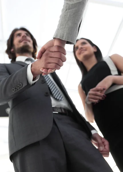 Gli uomini d'affari stringono la mano contro stanza con grande finestra loo — Foto Stock