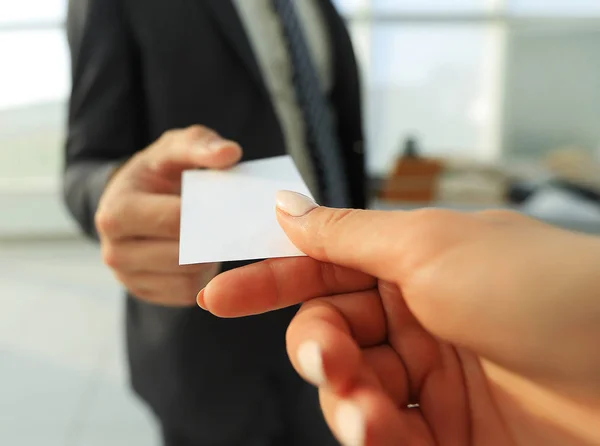 Close-up de dois empresários que trocam cartão de visita — Fotografia de Stock