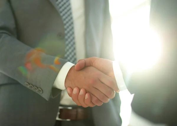 Biznesmen dając ręką Handshake do partnera — Zdjęcie stockowe