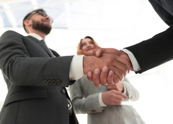 Kézfogás a két boldog üzletemberek-fotó — Stock Fotó