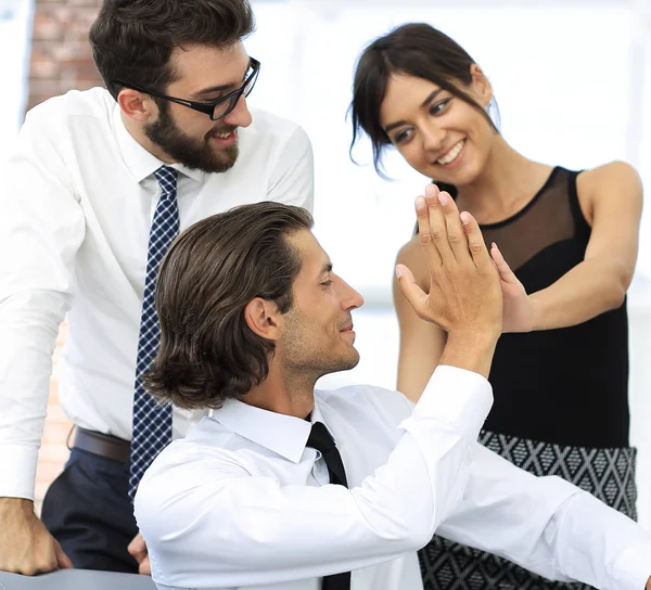 Junge Geschäftskollegen geben sich gegenseitig eine hohe Fünf — Stockfoto