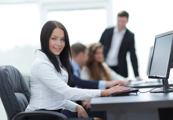 Mujer de negocios en el fondo de la oficina —  Fotos de Stock