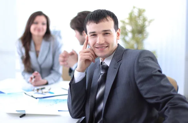 Empresario exitoso en el lugar de trabajo — Foto de Stock