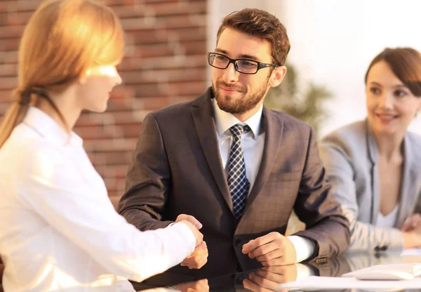 Vriendelijke handdruk tussen collega's op kantoor — Stockfoto