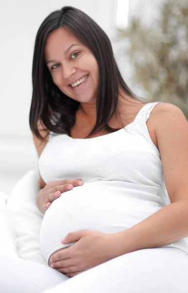 Porträtt av en glad gravid kvinna. — Stockfoto