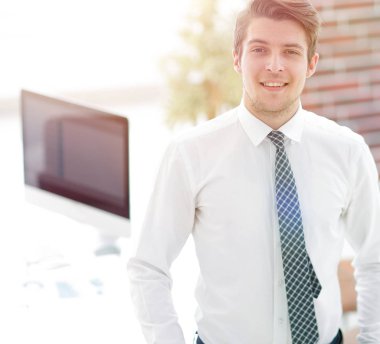 Kendine güvenen genç işadamı office arka plan üzerinde