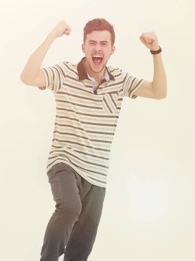 başarı kutluyor mutlu bir genç adam.