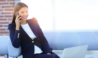 cep telefonu üzerinde konuşurken kadın Yöneticisi