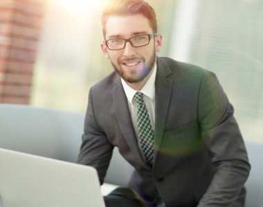 Masasında oturan modern bir işadamı portresi.