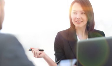 Ofiste masada birlikte çalışan iş adamları