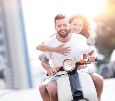 Güneşli bir günde bir şehir sürme mutlu genç Çift