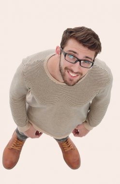 Yukarıdan görüntüleyin. Kameraya bakarak ciddi genç adam.