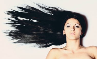 bir kadın yüzü closeup. siyah izole.