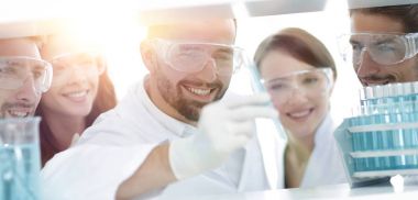 bir doktor-eczacı closeup ve Los Angeles'ta çalışma arkadaşları