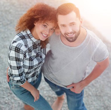 Üstten Görünüm modern genç çift ayakta yeni oturma odasında