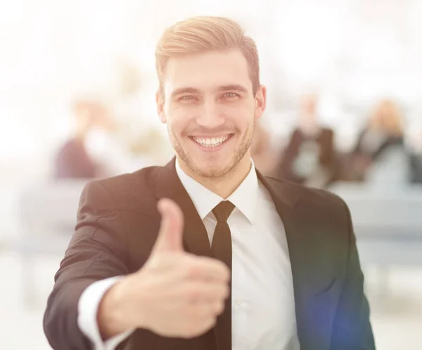 Portret van gelukkig zakenman duim opdagen. — Stockfoto