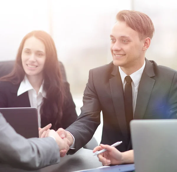 Handshake business affärspartners — Stockfoto