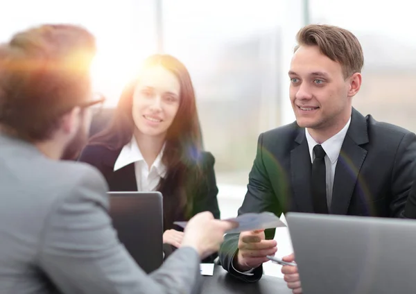 Equipo de negocios realiza un taller —  Fotos de Stock