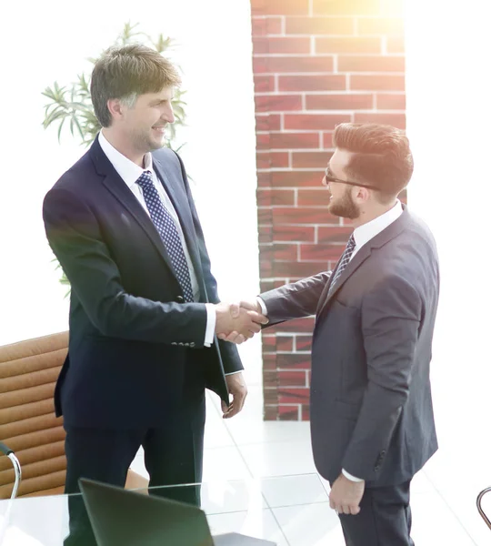 Two businessmen shaking hands in office — Stock Photo, Image