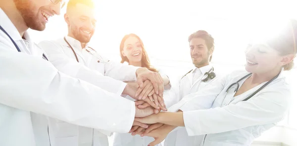 Grupa stażystów medycznych pokazuje ich jedność — Zdjęcie stockowe