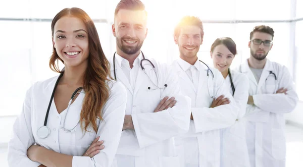 Retrato del equipo médico de pie con los brazos cruzados en el hospital — Foto de Stock