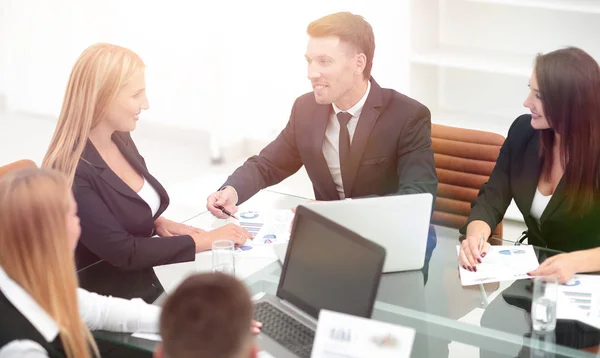 Gruppe von Geschäftsleuten diskutiert ein neues Finanzprojekt — Stockfoto