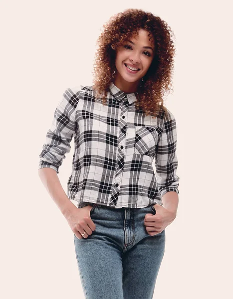 Élégante jeune femme en chemise à carreaux et jeans . — Photo