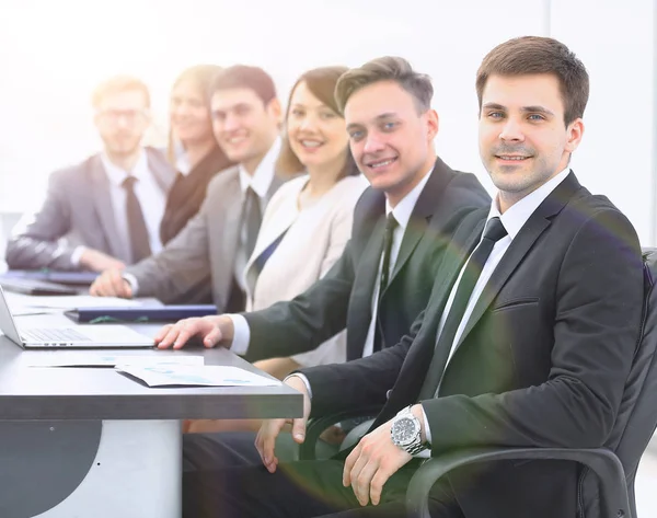 Gerente de projeto e equipe profissional de negócios sentados na mesa — Fotografia de Stock