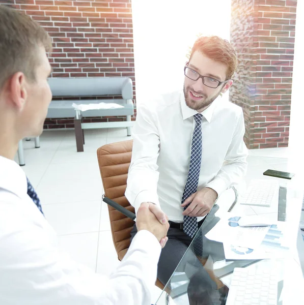 Handschlag eines Geschäftsmannes und Buchhalters — Stockfoto