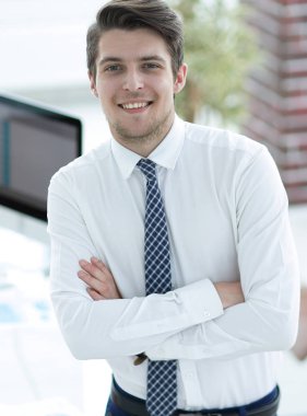 Kendine güvenen genç işadamı office arka plan üzerinde