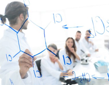 şeffaf yönetim kurulu ile görüntüleyin. bir bilim adamı bir raporu yapar.