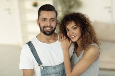 Yeni bir evde duran mutlu genç insanlar