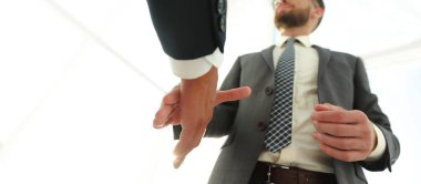 İki iş adamı el sıkışacak.